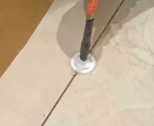 崇明瓷砖空鼓维修公司专业解答瓷砖在铺贴过程中，如果没有涂抹均匀到位的粘结材料（如水泥砂浆或瓷砖胶），可能会导致以下问题