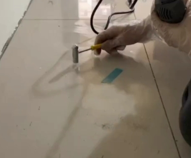 崇明瓷砖开裂维修公司专业分享瓷砖在铺贴前如果没有沥干水分，将会导致以下问题